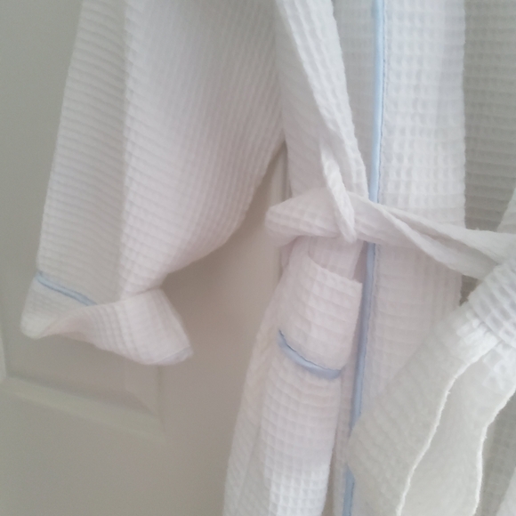 Robe - Picture 2 of 3